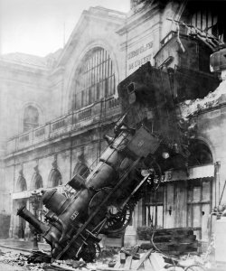 Train_wreck_at_Montparnasse_1895